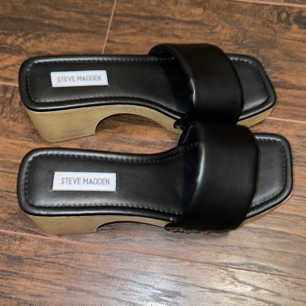 Brand new Steve Madden Chana Sandals
